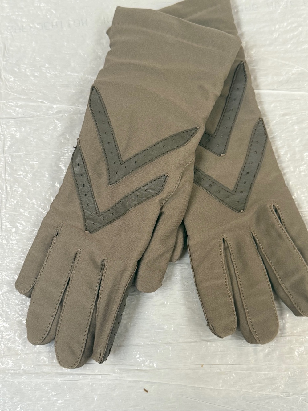 Isotoner Brown Women’s Gloves with V-Shaped Trim Sz M/L